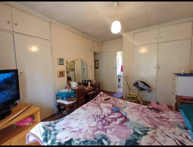 3 BEDROOM HOUSE FOR SALE IN DERSLEY
